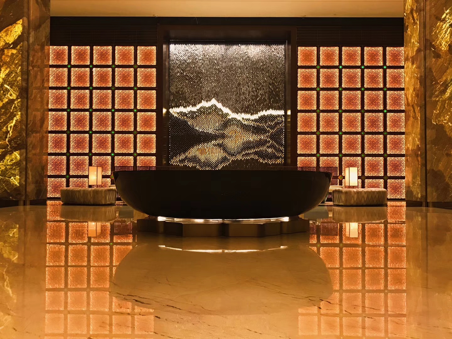 柳江河畔见莲花 百里画廊一山庄